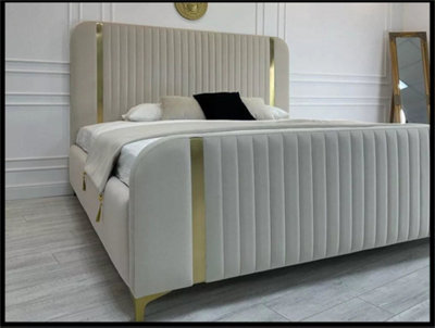 Stratus Interiors Lined Ambassador Platform Wing Back Bed Optional Gas Lift StorageSilver PlushSlatted BaseSuperking from B&Q