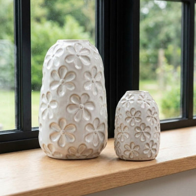 Garden Greatness Botanical Embossed Daisy Vase Duo from B&Q