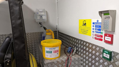 10 Litre Oil and Fuel Spill Kit in a Plastic Tub - 4