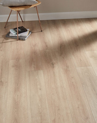 Swiss Krono Kronoswiss Standard Plus - Summer Oak Beige 7mm Laminate Flooring. 2.39M² Pack