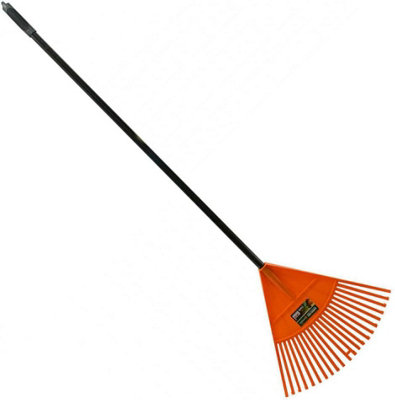 Wide lawn clearance rake