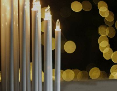 17 Pipe Christmas Candle Bridge - White
