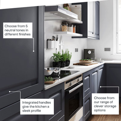 Integrated handles give the Garcinia kitchen a sleek profile. Choose from five neutral tones in different finishes, and from our clever storage options.