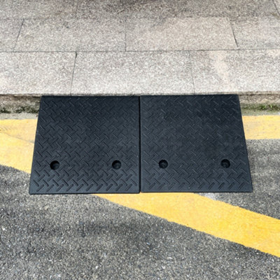 2 Pcs Concave and Convex Texture Surface Rubber Kerb Ramps H 12cm
