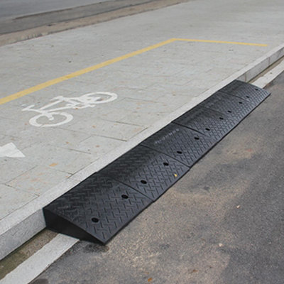 2 Pcs Textured Surface Rubber Kerb Ramps 50cm W x 32cm D x 11cm H
