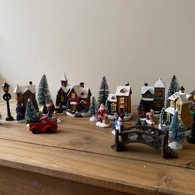 24 Piece Christmas Village Scene For Windowsills Or Mantelpieces