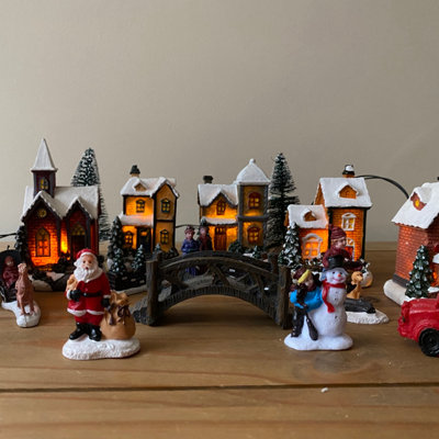 24 Piece Christmas Village Scene For Windowsills Or Mantelpieces - 3