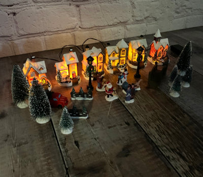 24 Piece Christmas Village Scene For Windowsills Or Mantelpieces - 4