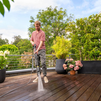 Cleaning patio decking with a pressure washer