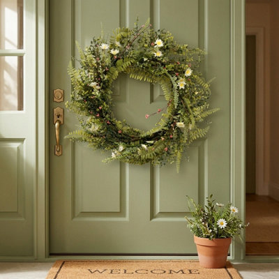 Garden Greatness Artificial Lifelike White Daisy Wreath from B&Q