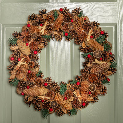 500 Winter Spice Hanging Christmas Wreath with Pine Cones Red Berries ...