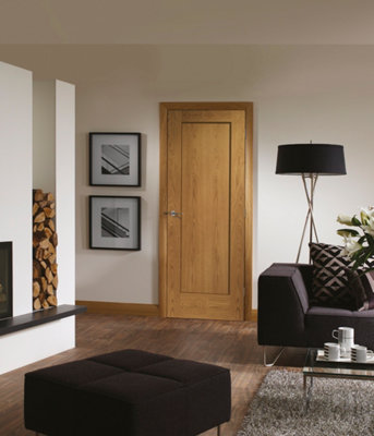 XL Joinery Internal Oak Pattern 102040 X 626 X 40mm from B&Q