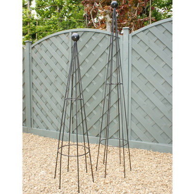 Poppy Forge Hampton 4Ft ObeliskGarden Plant SupportSolid SteelL30.5 X W27 X H121.9 CmBlackFinial Is An Additional Extra from B&Q