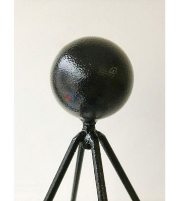Poppy Forge Large Ball Top Bare Metal/ready To RustTop For Garden Plant Border SupportSolid SteelL30 X W30 X H30 Cm from B&Q