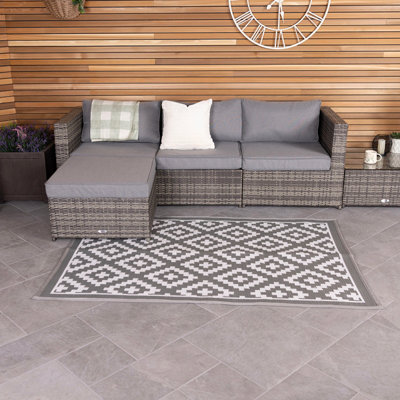 B&Q -  Diamond Pattern Lightweight Waterproof Indoor/patio Medium Rug