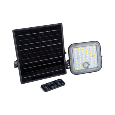Luceco Mensa Solar Floodlight Colour Change Pir & Remote Ip65 1500Lm from B&Q