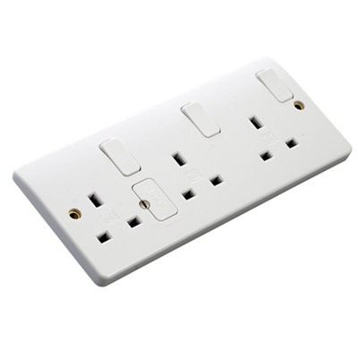 Mk Triple 13A 240V Gloss White Outboard Socket from B&Q