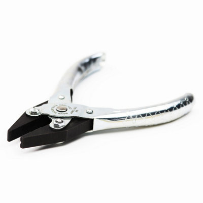 Maun Flat Nose Parallel Plier 140 mm from B&Q