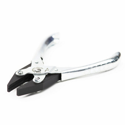 Maun Flat Nose Parallel Plier 160 mm from B&Q