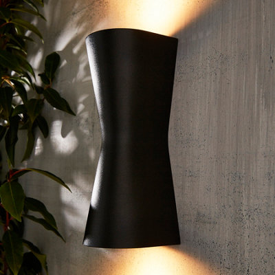 B&Q -  Vanir Fixed Matt Black Mains-Powered Led Outdoor On/off Wall Light (Dia)8Cm
