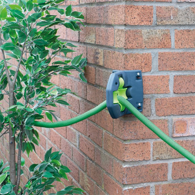 B&Q -  Home Garden Outdoor Wall Mounted Hose Pipe Kinking Tangling Preventer Guide