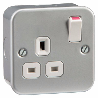 Metalclad 13A 1G Single Switched Socket With Usb