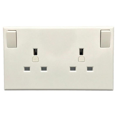 Selectric Lgbulkcon 1 Gang To 2 Gang Converter Socket from B&Q
