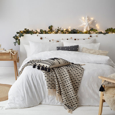 Furn. Tufted Tree Festive 100% Cotton Duvet Cover SetKingWhite from B&Q