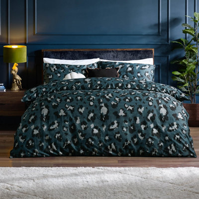 Furn. True Leopard Printed Duvet SetSingleBlue from B&Q