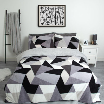 Ohs Shapes Teddy Duvet Cover Pillowcase Bedding SetGreyKing from B&Q