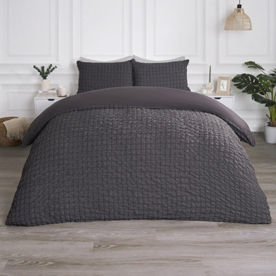OHS Luxury Seersucker Duvet Cover Set Geo Pillowcase QuiltCharcoalKing from B&Q