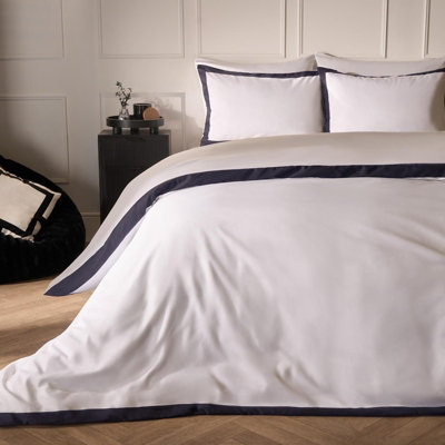 B&Q -  Contrast Border Microfibre Bedding Set Duvet Cover With PillowcaseWhite/navyKing