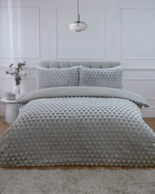 B&Q -  Diamond Cut Teddy Polyester Fleece Duvet Cover Set With Pillowcase