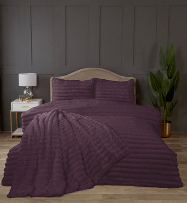 Rapport Home Chunky Ribbed Fur Polyester  Fur Duvet Set King Burgundy from B&Q