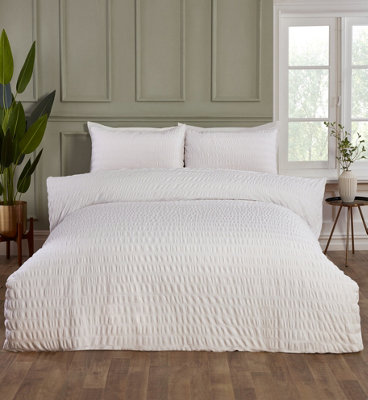 B&Q -  Seersucker Luxury Polyester Duvet Cover Set & Pillowcase King White