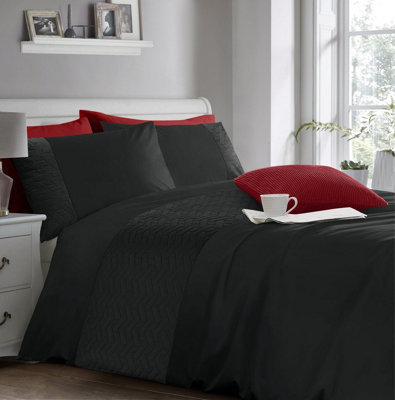 Velosso Pinsonic Design Duvet Cover & Pillowcase Set In ElegantModern Bedding For Sleek Bedroom DecorButton EnclosureBlack from B&Q