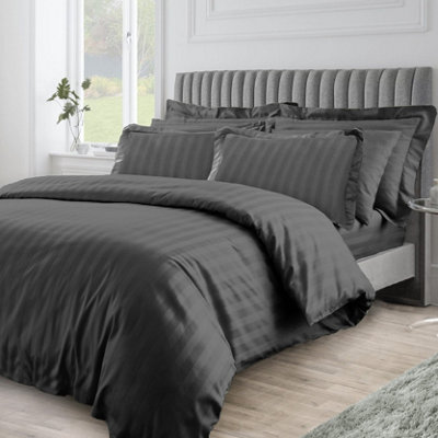 Velosso Elegant Embossed Duvet Cover & Pillowcase SetWrinkle-Resistant & Machine Washable Bedroom DecorBlack from B&Q