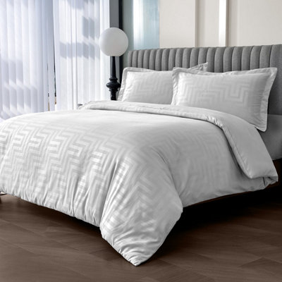 B&Q -  Luxury Duvet Cover And Pillowcase SetChic Bedroom DecorElegant Style With Button EnclosureMachine WashableWhite