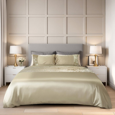 B&Q -  Glamour King Bed Set Duvet Cover & Pillow Case In Mink Cream