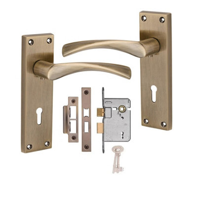 B&Q -  Victorian Design Astrid Lock Handle On Backplate 3 Lever Lock Antique Brass150mm X 40mm