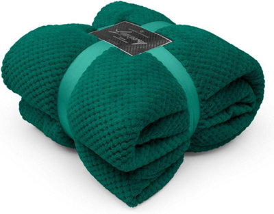 Gc Gaveno Cavailia Fluffy Pop Throw 150X200Cm Green Lightweight Honeycomb Blanket For Bed Settee Throws For Sofas Couch Chair from B&Q