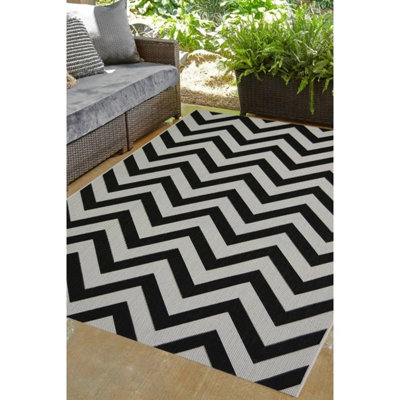 Melrose Eden Chevron Black Stripes Indoor Outdoor Medium Area Rug 3mm Pile Height120/170Cm from B&Q