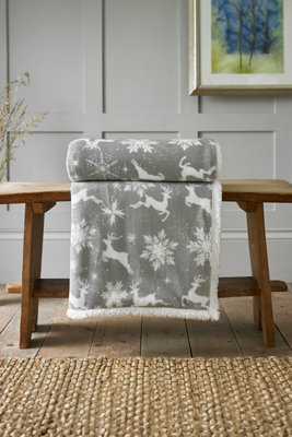 Deyongs Harts Cuddly Sherpa Fleece Reversible Throw