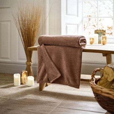 Deyongs Snuggle Touch Throw  240Gsm Coral Fleece Solid Dye from B&Q