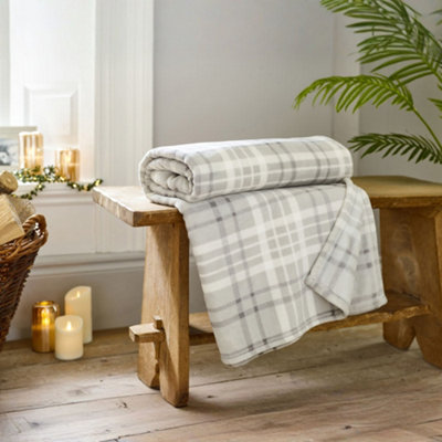 Deyongs Snuggle Check Throw  240Gsm Coral Fleece Printed from B&Q
