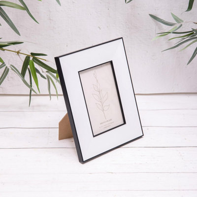 Annibells Black Edged White Ribbed Wood Photo Frames (16409)4X6 from B&Q