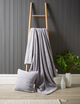 Bellissimo Home Thick Plush Faux Fur Throw Grey. Soft And Warm. 130 X 180Cm from B&Q