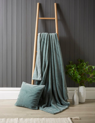 Bellissimo Home Thick Plush Faux Fur Throw Teal. Soft And Warm. 130 X 180Cm from B&Q