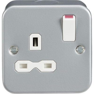 Mla Knightsbridge Metal Clad 13A 1 Gang Dp SocketMr7000 from B&Q