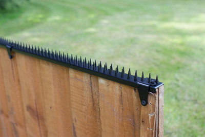 Pestbye Featherboard Fence Spikes Cat Deterrent Anti Climb Single Black from B&Q